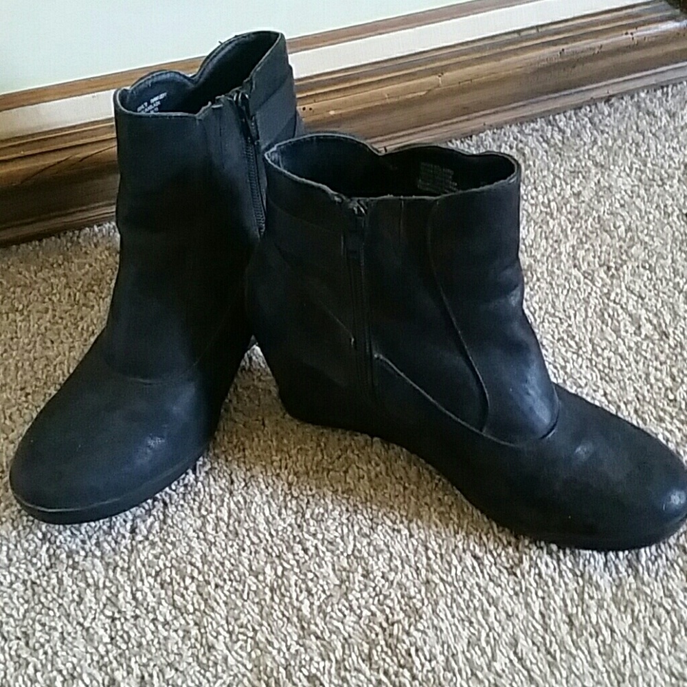 SOLD!Sonoma Life + Style Wedge boots/Snalika Black